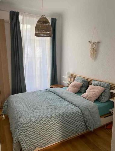 une chambre avec un lit avec des oreillers et une fenêtre dans l'établissement Au Passage Niçois, à Nice