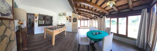 a living room with a table and a kitchen at Costabravasuites Villa Los Vientos in Calella de Palafrugell