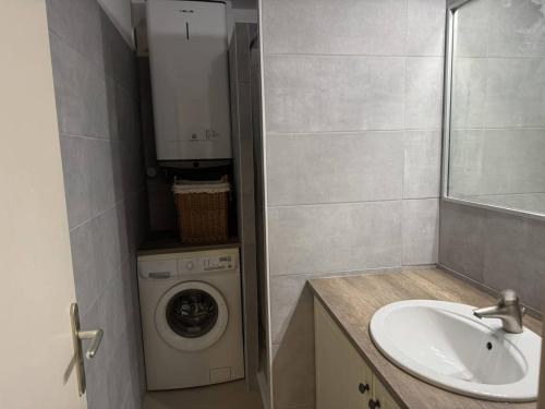 une salle de bain avec un lavabo et une machine à laver dans l'établissement Charmant T2 cabine 40m², centre-ville, balcon, clim, ascenseur, à Cavalaire-sur-Mer - FR-1-100-224, à Cavalaire-sur-Mer