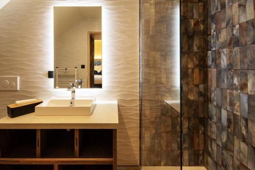 Koupelna v ubytování Logis Hôtel Jeanne & Jules Hôtel Spa et Restaurant