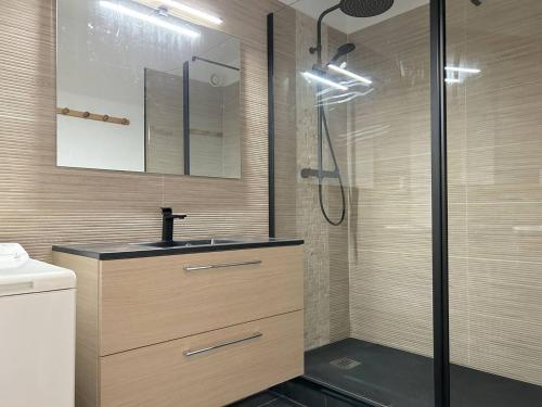 une salle de bain avec un lavabo et une douche dans l'établissement Appartement 2 pièces, 4 couchages - Terrasse, parking, proche plage - Le Lavandou - FR-1-251-543, au Lavandou