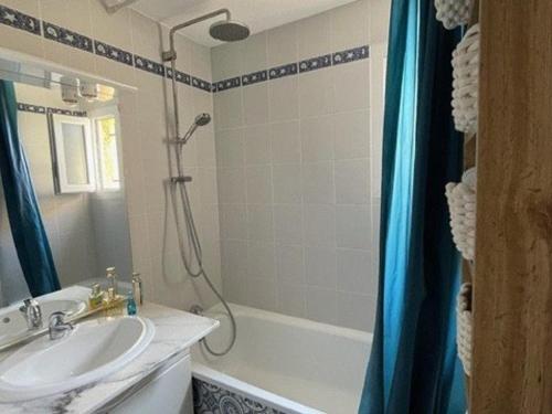 une salle de bain avec un lavabo, une douche et une baignoire dans l'établissement Charmant pavillon avec piscine à Valras-Plage, proche plage et commerces, idéal pour 4 personnes - FR-1-701-78, à Valras-Plage