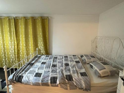 Postel nebo postele na pokoji v ubytování Guest suite Sandviken