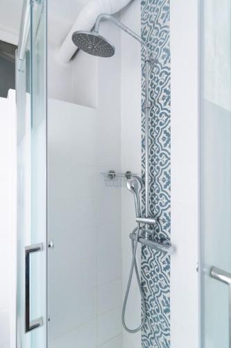 La salle de bains est pourvue d'une douche avec rideau de douche. dans l'établissement Studio proche Alesia - Thibaud -III, à Paris