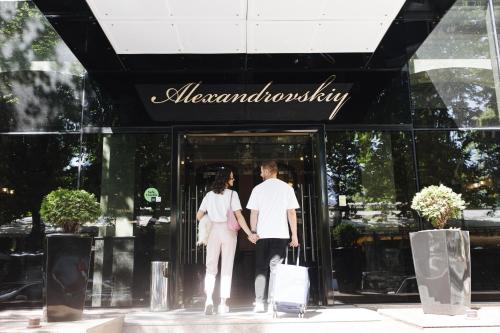 Členové personálu v ubytování Alexandrovskiy Hotel