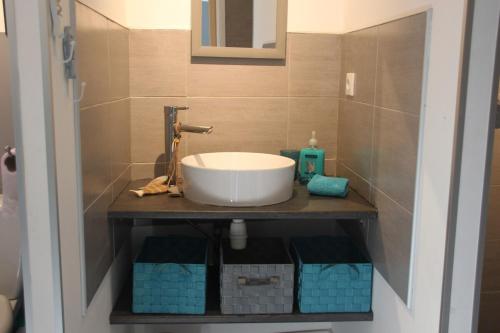 La salle de bains est pourvue d'un lavabo sur un comptoir en bois. dans l'établissement Maison entre CORBIÈRES et MINERVOIS, à Escales