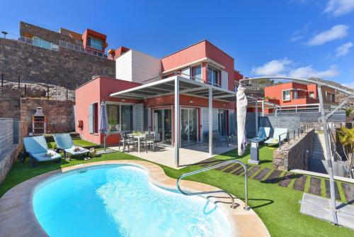 a house with a swimming pool in the yard at Vista Golf 5 by Villagrancanaria in La Playa de Arguineguín