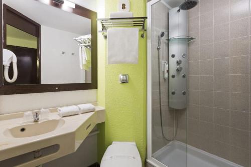 Koupelna v ubytování Enzo Hotels PONT-A-MOUSSON