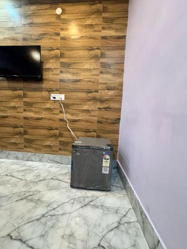 a trash can sitting in the corner of a room at HOTEL AARNA in Tezpur