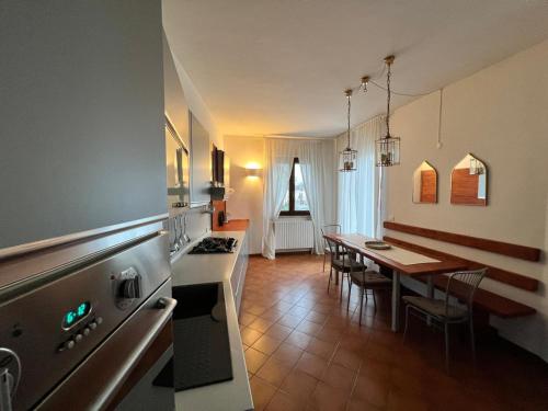a kitchen with a table and a dining room at Dimora al Vecchio Pozzo in Ponti Sul Mincio