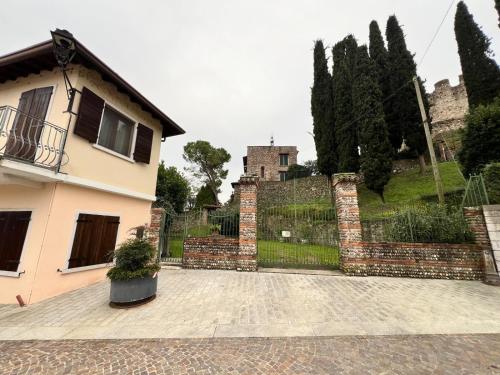 a fence in front of a house with a yard at Dimora al Vecchio Pozzo in Ponti Sul Mincio