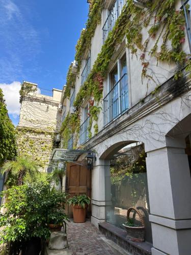 un edificio con piante sul lato di Posada de San Isidro a San Isidro