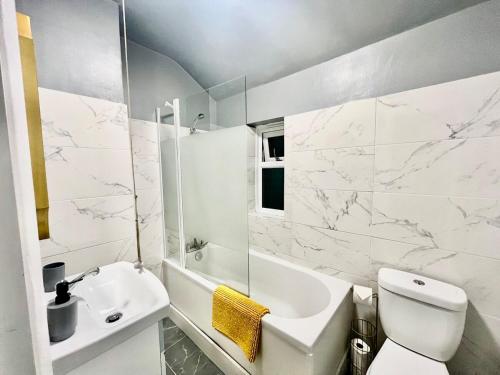 Ένα μπάνιο στο Rochester 3BR Modern house with Free Parking