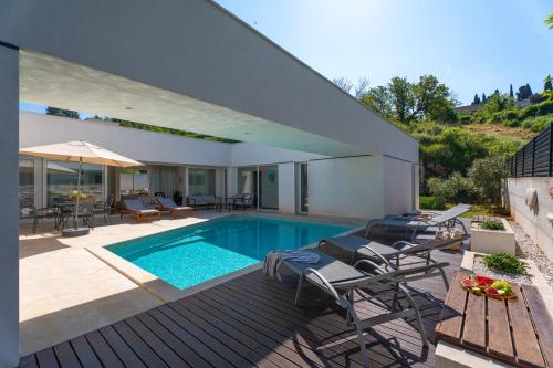 Πισίνα στο ή κοντά στο Villa Island Pearl A Stunning Oasis of Luxury and Serenity on Brač Island