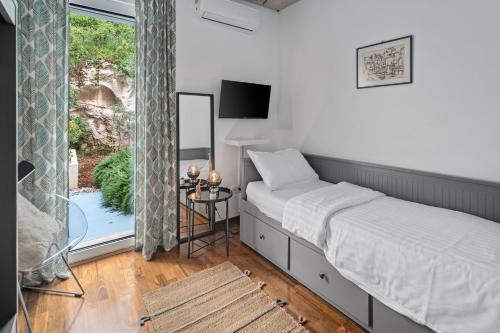 Postel nebo postele na pokoji v ubytování Villa Island Pearl A Stunning Oasis of Luxury and Serenity on Brač Island