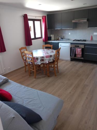 une cuisine et une salle à manger avec une table et des chaises dans l'établissement Chez Isabelle, à Guewenheim