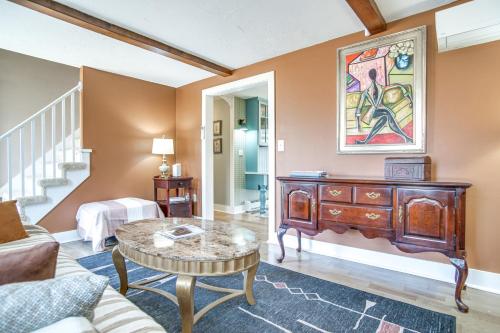 Χώρος καθιστικού στο 4 Mi to Inkwell Beach Home in Oak Bluffs!