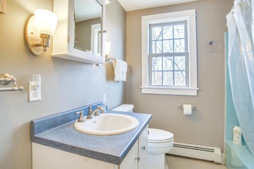 Ένα μπάνιο στο 4 Mi to Inkwell Beach Home in Oak Bluffs!