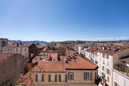 une vue aérienne d'une ville avec des bâtiments dans l'établissement REF 1996 Cannes Croisette - Sea view apartment for rent, à Cannes