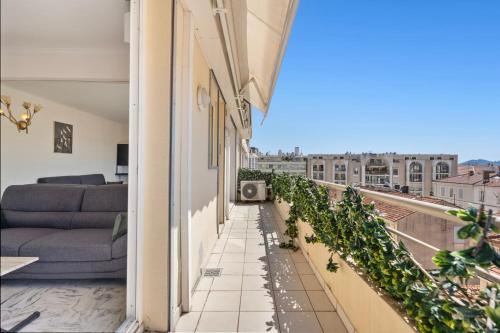 d'un balcon avec vue sur le salon. dans l'établissement REF 1996 Cannes Croisette - Sea view apartment for rent, à Cannes