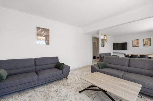 un salon avec deux canapés et une table dans l'établissement REF 1996 Cannes Croisette - Sea view apartment for rent, à Cannes