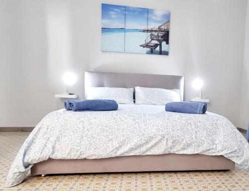 A bed or beds in a room at Eracles House near Ortigia Island