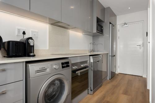 Dapur atau dapur kecil di Newlands Peak Apartments
