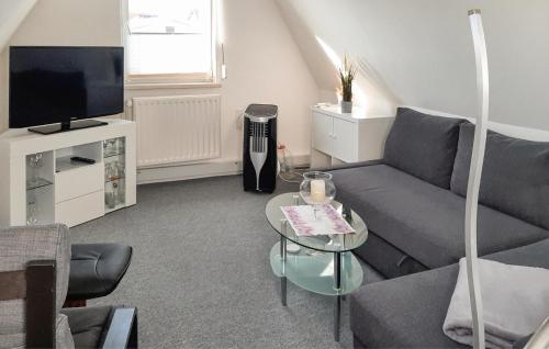 a living room with a couch and a tv at Ferienhaus Waren Müritz in Warenshof