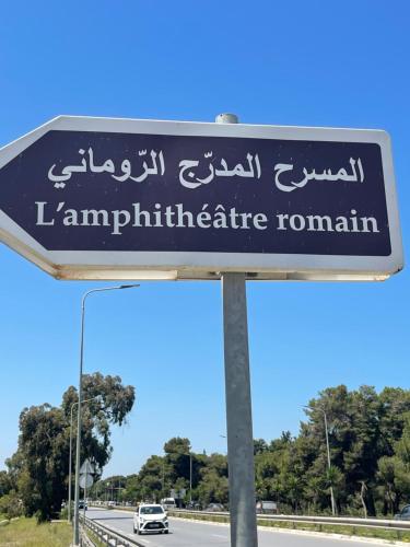 a street sign on the side of a road at BALKIS La RÊNE DE SABA in Sidi Bou Saïd