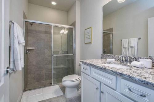 Luxurious 5BR w Pool, Spa, Game Room & BBQ Grill photo 20
