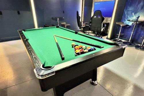 Luxurious 5BR w Pool, Spa, Game Room & BBQ Grill photo 39