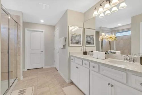 Luxurious 5BR w Pool, Spa, Game Room & BBQ Grill photo 4