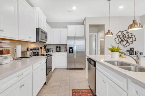 Luxurious 5BR w Pool, Spa, Game Room & BBQ Grill photo 17