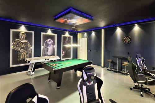 Luxurious 5BR w Pool, Spa, Game Room & BBQ Grill photo 8