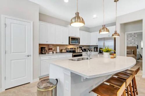Luxurious 5BR w Pool, Spa, Game Room & BBQ Grill photo 13