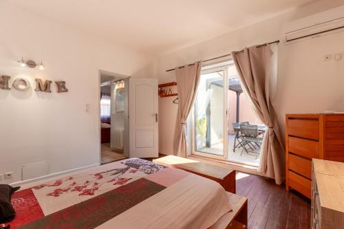 Un dormitorio con una cama y una ventana grande. en Appartement Spacieux, en Sanary-sur-Mer