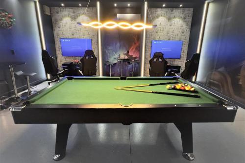 Luxurious 5BR w Pool, Spa, Game Room & BBQ Grill photo 38
