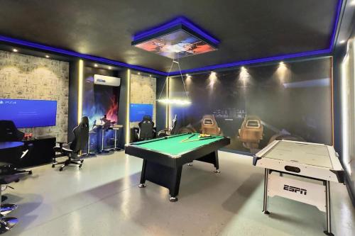 Luxurious 5BR w Pool, Spa, Game Room & BBQ Grill photo 37