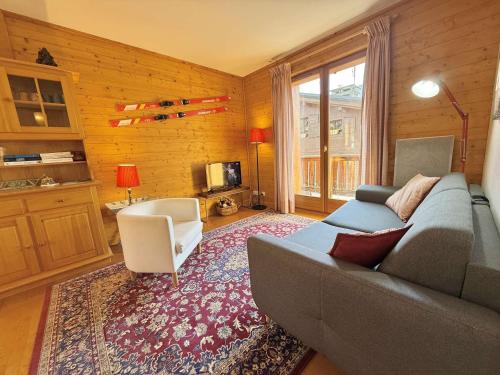 un salon avec un canapé et une table dans l'établissement Appartement lumineux avec balcon & parking, à 700m des pistes – 6 pers. - FR-1-603-56, à Praz-sur-Arly