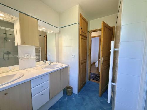 a bathroom with two sinks and a large mirror at Appartement lumineux avec balcon & parking, à 700m des pistes – 6 pers. - FR-1-603-56 in Praz-sur-Arly