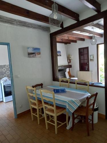 une cuisine et une salle à manger avec une table et des chaises dans l'établissement Aldijo, à Uza