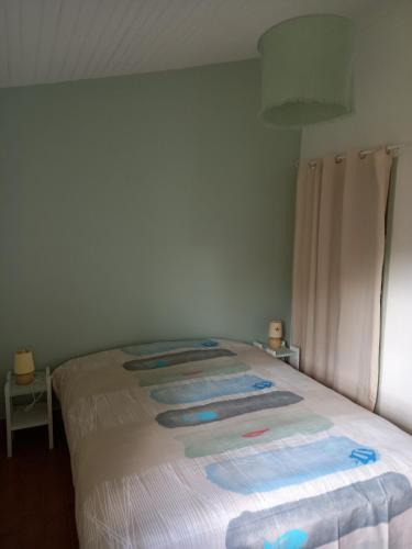 un lit avec une couette dessus dans une chambre dans l'établissement Aldijo, à Uza