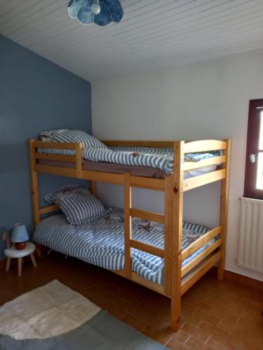 - 2 lits superposés dans une chambre avec plafond dans l'établissement Aldijo, à Uza