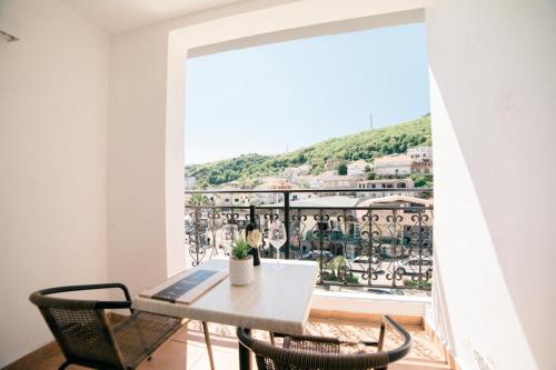 Nespecifikovaný výhled na hory nebo výhled na hory při pohledu z hotelu