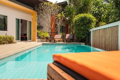 una piscina frente a una casa en Siyada Villa, en Lamai