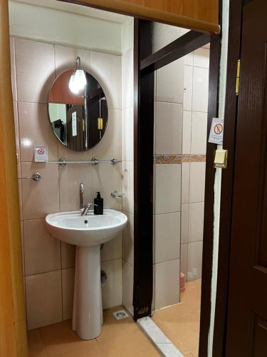a bathroom with a sink and a mirror at Deniz pansiyon in Akçakoca