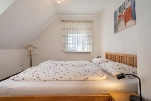 a bedroom with a bed and a window at Obst- und Ferienhof Lehle in Immenstaad am Bodensee