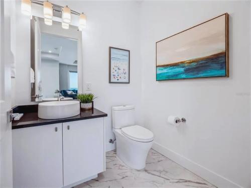 克利尔沃特Modern Codo With 2 Bedrooms and 3 5 Baths的带马桶和水槽的白色浴室
