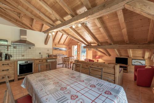 une chambre avec un grand lit dans une pièce avec des plafonds en bois dans l'établissement Les Salamanes - Chalet 6-7 pers, à Sixt-Fer-à-Cheval