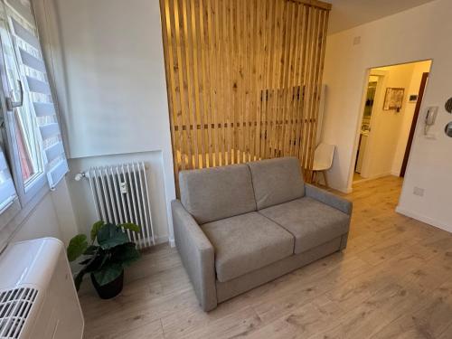 a living room with a couch in a room at Campari Home - 15 min da Venezia in Venice